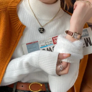 Women's Turtleneck Sweater Winter 2024 Retro Red with Velvet Lining Thickened Inner Wear Thermal Knitting Bottoming Shirt