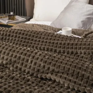 A Checked Milk Velvet Bed Blanket, Children, Adults, Warm Winter, Solid Color Durable, Sofa, Comfortable Soft Coral Velvet Quilt