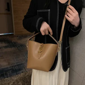 2024 Women's Bag Textured Fashion Versatile Bucket Bag with Niche Design Simple and Casual Shoulder Messenger Bag for Ladies.